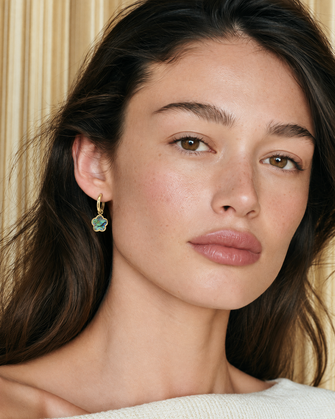 Aurora Light Clover Earrings, 18k Gold – view 3
